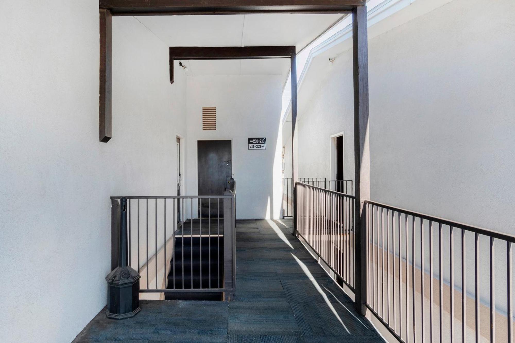 Oyo Townhouse Dodge City Ks Exterior foto